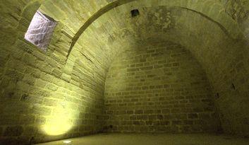 18. Cripta image