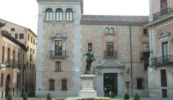 La casa más estrecha image