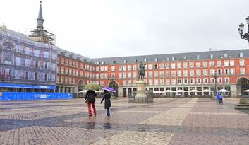 La Plaza Mayor, sus comercios y espectáculos image