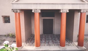 Atril 6. La entrada principal de la villa image