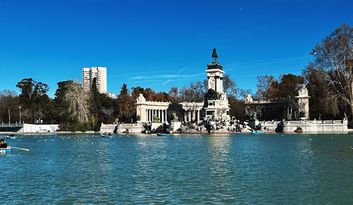 8. Great Pond and Monument to Alfonso XII image