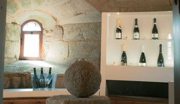 SECÇÃO QUINZE: VINHO ESPUMANTE E O VESTIDOR DA RAÍÑA. image