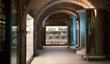 SECÇÃO DEZESSEIS: A VINIFICAÇÃO HOJE. AS ADEGAS INDUSTRIAIS. image