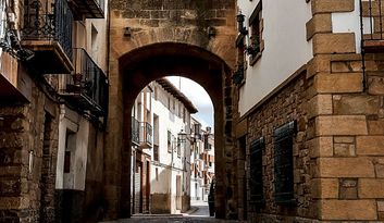 Calle Villanueva image