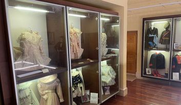 Parada 5. Trajes antiguos de pajes image