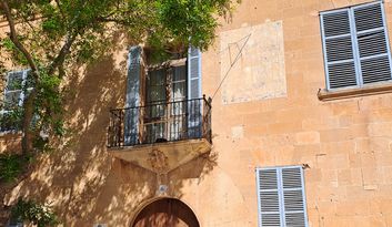 Las cruces de término y los relojes de sol: marcadores del pasado image