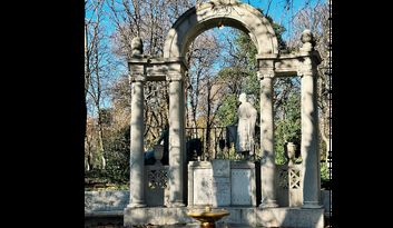 36. Monument to the Álvarez Quintero Brothers image