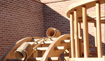 Estanque y noria del palacio image