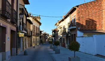 5. Calle Larga image
