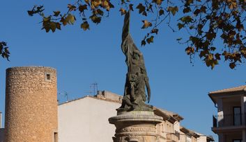 Monumento a Jaume III y el Molí d’en Pou: historia entre piedra y   viento image